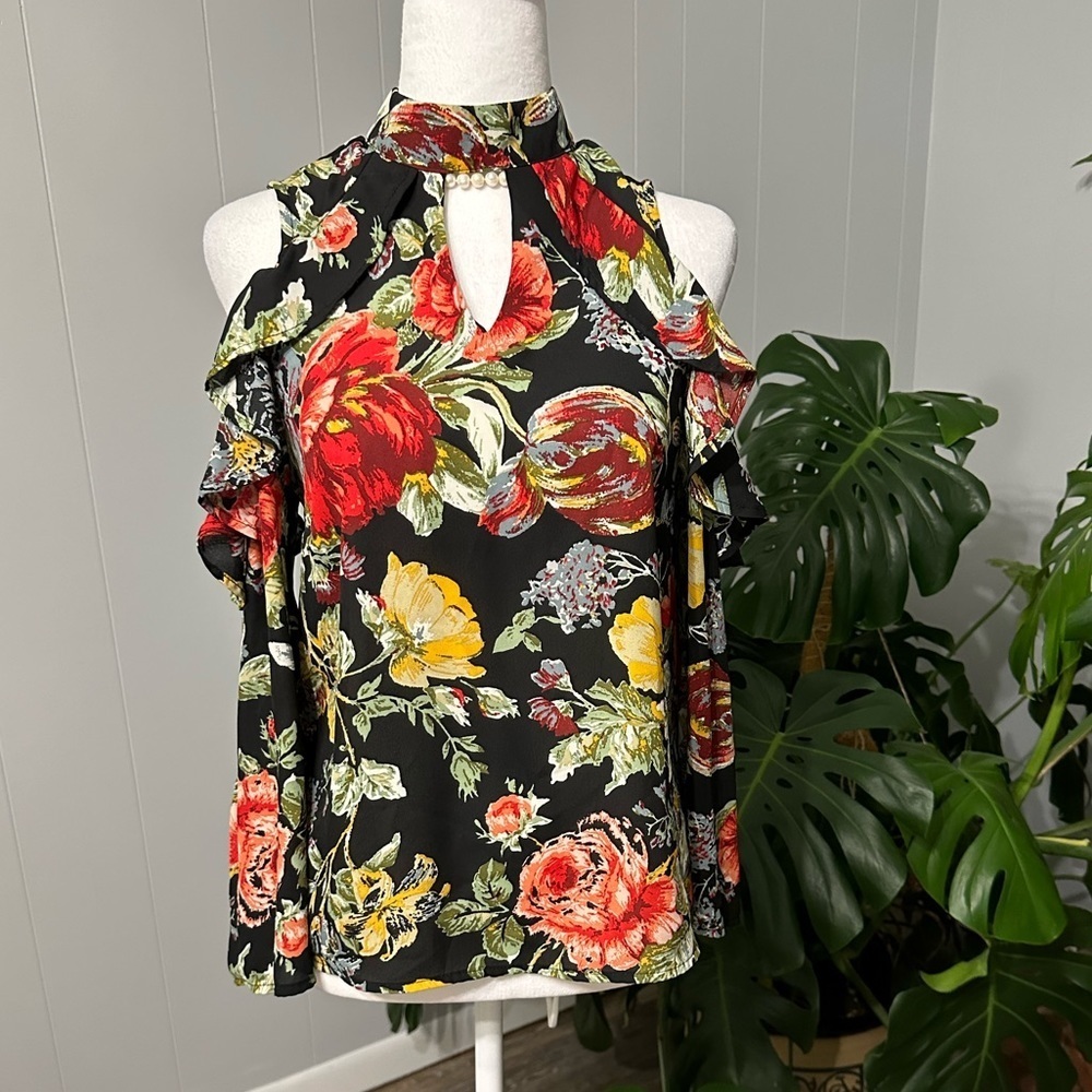 🛍️ Meraki  beautiful multi color floral Cold Shoulder top with excellent.
